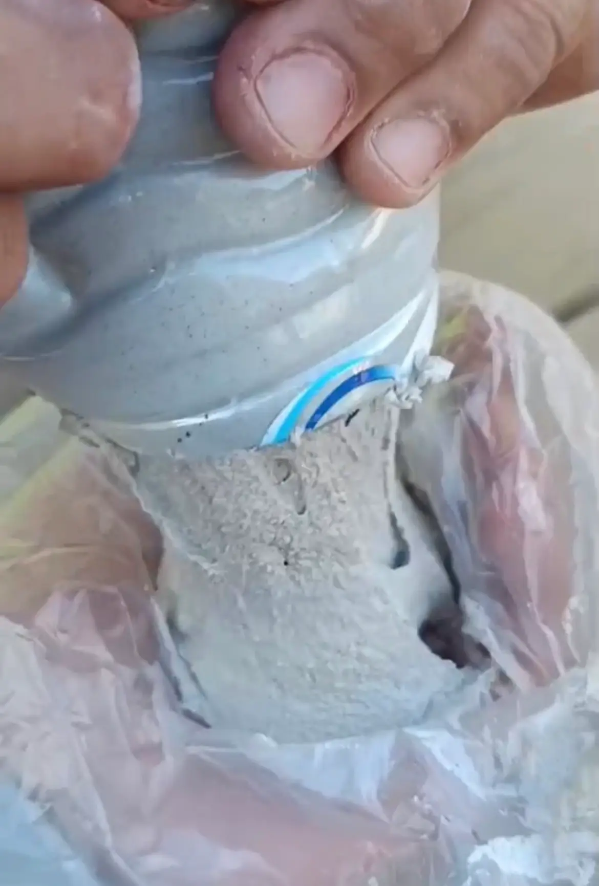 การผสมกาวอีพ็อกซี่เป็นเนื้อเดียว