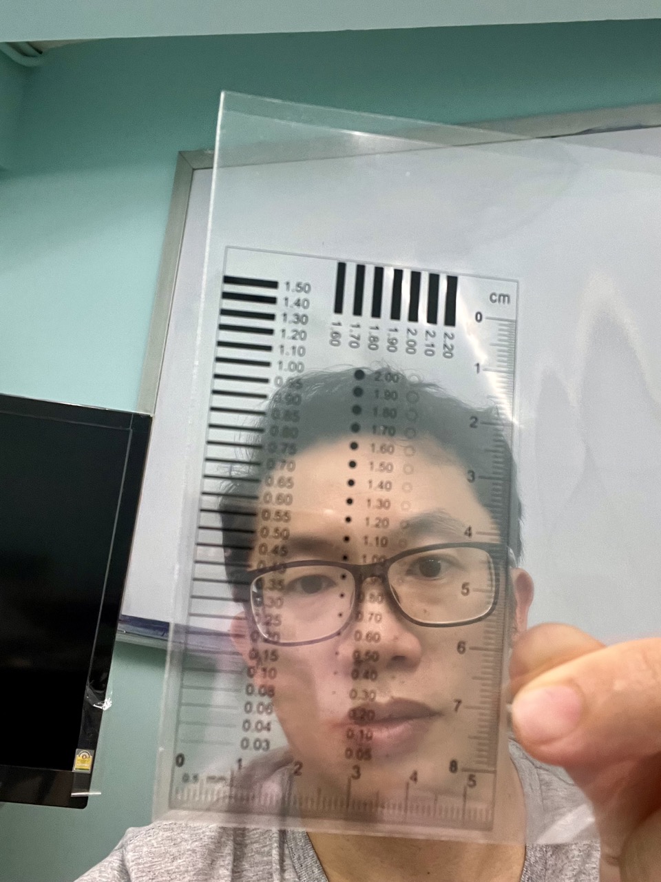 วิศวกรตรวจสอบขนาดรอยร้าวด้วยแผ่นวัดมาตรฐาน