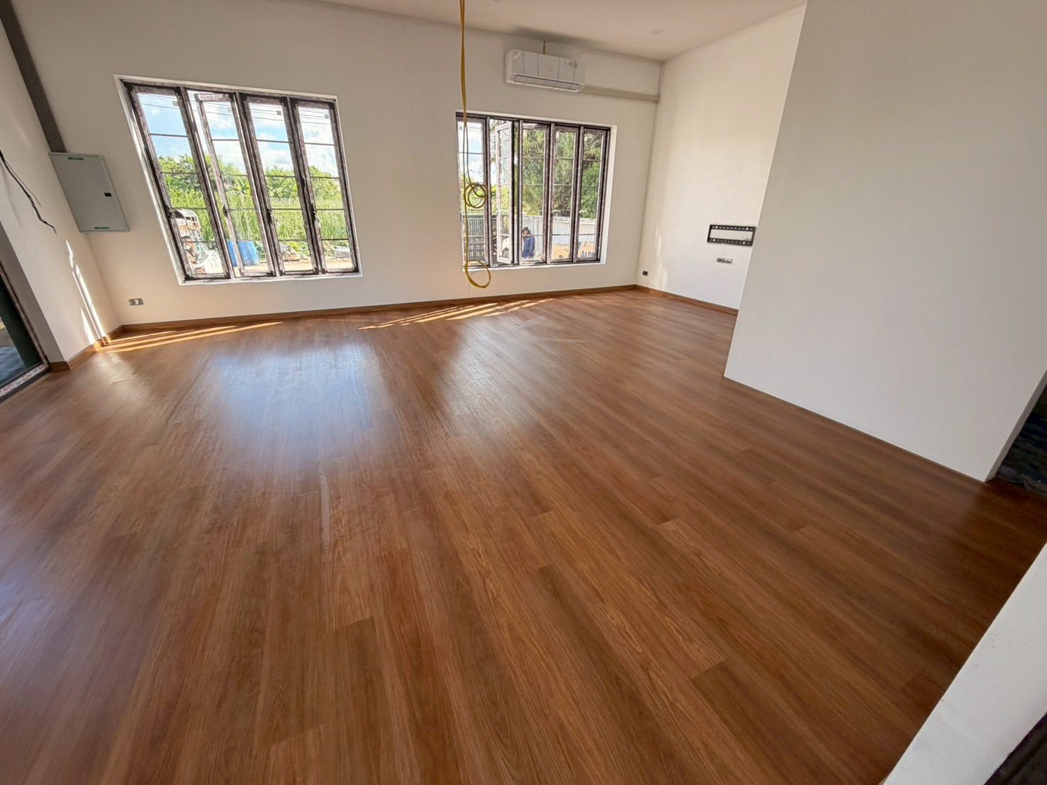 พื้น SPC ลายไม้เข้ม