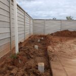 ภาพแสดงให้เห็นว่าเข็มอยู่ใกล้กำแพงและถนนอย่างมาก 150x150