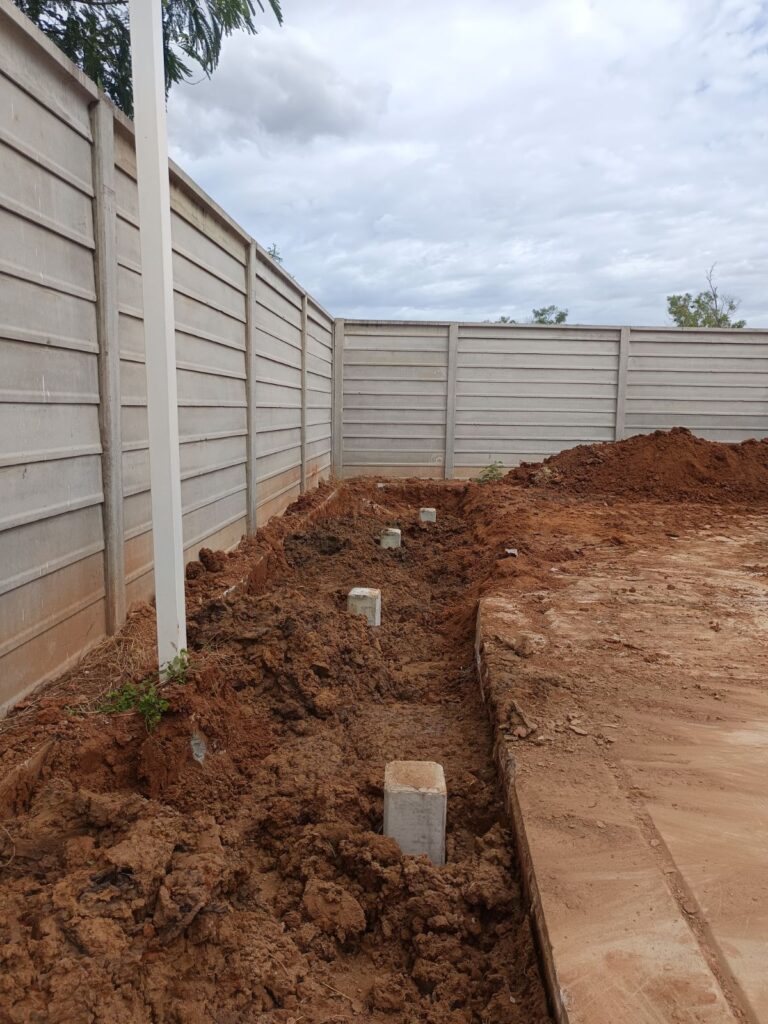 ภาพแสดงให้เห็นว่าเข็มอยู่ใกล้กำแพงและถนนอย่างมาก