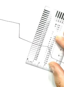เอาแผ่น crack width gauge แผ่นวัดความกว้างรอยร้าว ไปวัดรอยร้าว